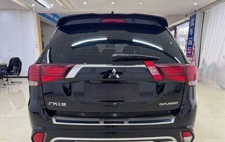 Mitsubishi Outlander III рестайлинг 3, 2022 год, 2 088 000 рублей, 4 фотография