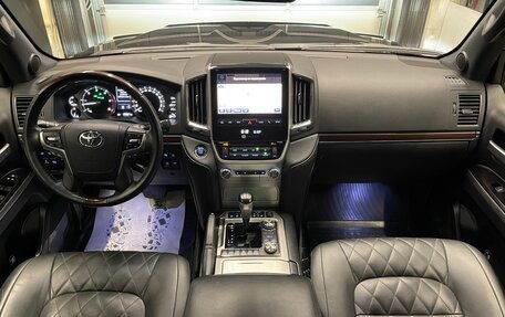 Toyota Land Cruiser 200, 2017 год, 8 300 000 рублей, 27 фотография