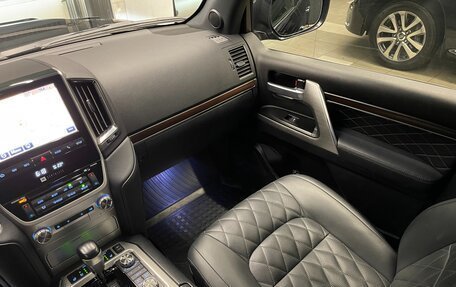 Toyota Land Cruiser 200, 2017 год, 8 300 000 рублей, 31 фотография