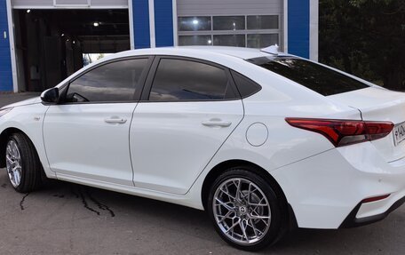Hyundai Solaris II рестайлинг, 2018 год, 1 000 000 рублей, 3 фотография
