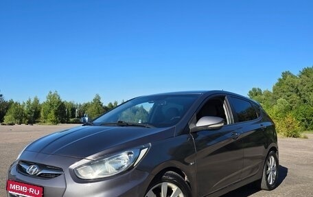 Hyundai Solaris II рестайлинг, 2012 год, 730 000 рублей, 1 фотография