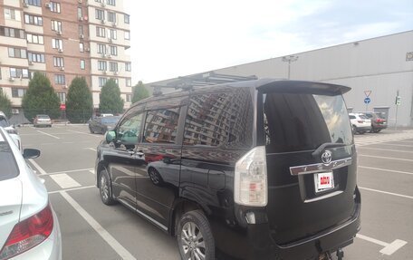 Toyota Voxy II, 2012 год, 1 420 000 рублей, 2 фотография