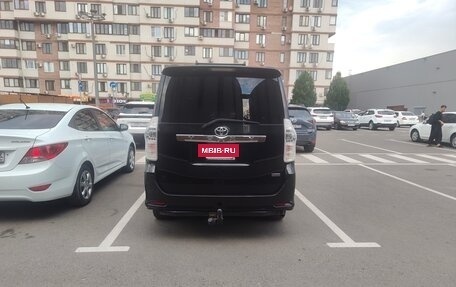 Toyota Voxy II, 2012 год, 1 420 000 рублей, 3 фотография