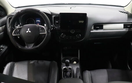 Mitsubishi Outlander III рестайлинг 3, 2014 год, 1 490 000 рублей, 7 фотография