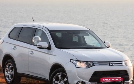 Mitsubishi Outlander III рестайлинг 3, 2014 год, 1 260 000 рублей, 7 фотография