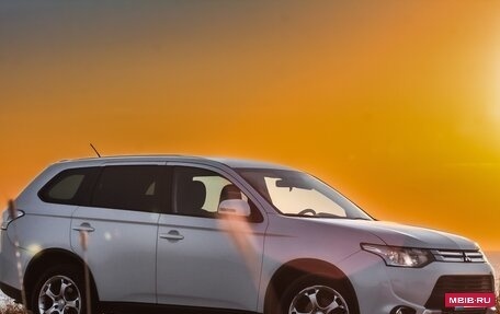 Mitsubishi Outlander III рестайлинг 3, 2014 год, 1 260 000 рублей, 2 фотография