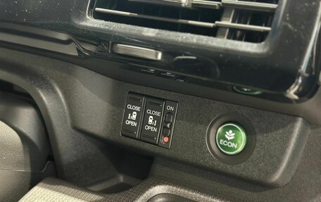 Honda Stepwgn IV, 2016 год, 1 750 000 рублей, 14 фотография