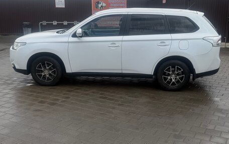Mitsubishi Outlander III рестайлинг 3, 2014 год, 1 250 000 рублей, 2 фотография