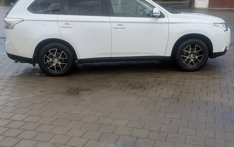 Mitsubishi Outlander III рестайлинг 3, 2014 год, 1 250 000 рублей, 3 фотография