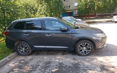Mitsubishi Outlander III рестайлинг 3, 2018 год, 1 850 000 рублей, 2 фотография