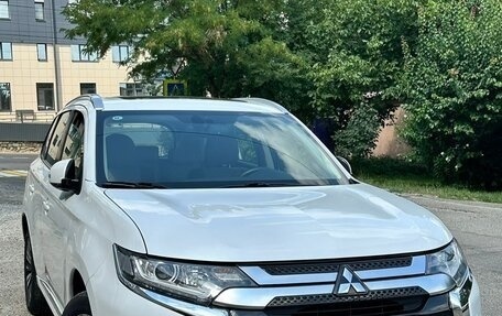 Mitsubishi Outlander III рестайлинг 3, 2022 год, 2 600 000 рублей, 1 фотография