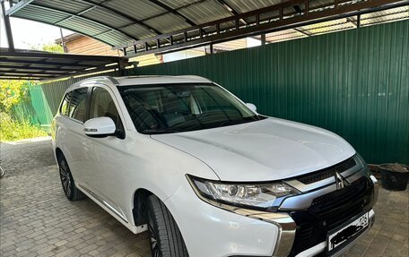 Mitsubishi Outlander III рестайлинг 3, 2022 год, 2 600 000 рублей, 3 фотография