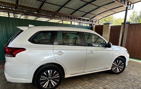 Mitsubishi Outlander III рестайлинг 3, 2022 год, 2 600 000 рублей, 4 фотография