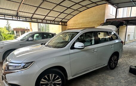 Mitsubishi Outlander III рестайлинг 3, 2022 год, 2 600 000 рублей, 2 фотография
