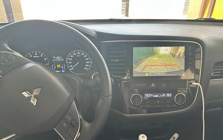 Mitsubishi Outlander III рестайлинг 3, 2022 год, 2 600 000 рублей, 17 фотография