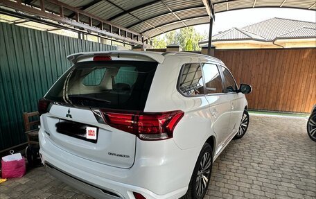 Mitsubishi Outlander III рестайлинг 3, 2022 год, 2 600 000 рублей, 6 фотография