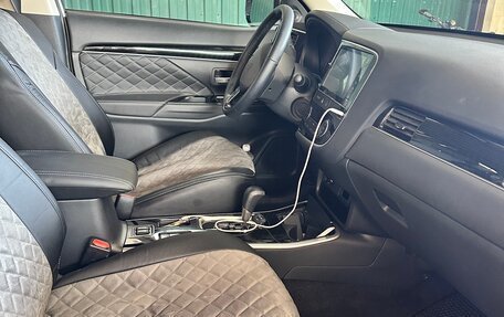 Mitsubishi Outlander III рестайлинг 3, 2022 год, 2 600 000 рублей, 10 фотография