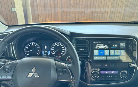 Mitsubishi Outlander III рестайлинг 3, 2022 год, 2 600 000 рублей, 15 фотография