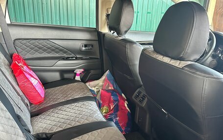Mitsubishi Outlander III рестайлинг 3, 2022 год, 2 600 000 рублей, 11 фотография