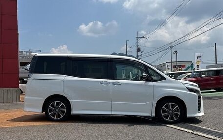 Toyota Voxy III, 2019 год, 2 000 000 рублей, 3 фотография