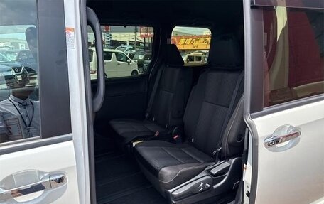Toyota Voxy III, 2019 год, 2 000 000 рублей, 17 фотография