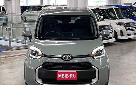 Toyota Sienta, 2022 год, 1 200 000 рублей, 2 фотография