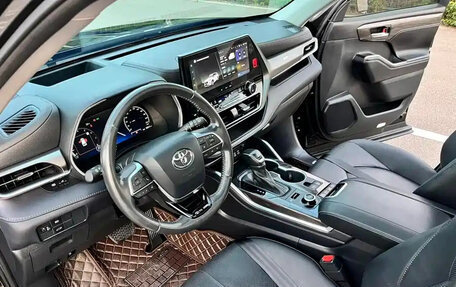 Toyota Highlander, 2024 год, 4 940 000 рублей, 10 фотография