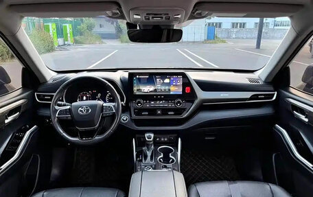 Toyota Highlander, 2024 год, 4 940 000 рублей, 12 фотография
