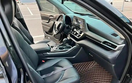 Toyota Highlander, 2024 год, 4 940 000 рублей, 16 фотография