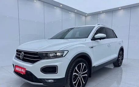 Volkswagen T-Roc I, 2023 год, 1 800 000 рублей, 3 фотография