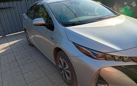 Toyota Prius IV XW50, 2017 год, 3 100 000 рублей, 2 фотография