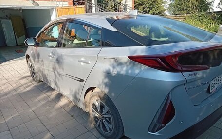 Toyota Prius IV XW50, 2017 год, 3 100 000 рублей, 3 фотография