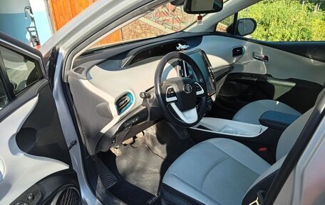 Toyota Prius IV XW50, 2017 год, 3 100 000 рублей, 5 фотография