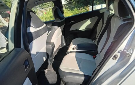 Toyota Prius IV XW50, 2017 год, 3 100 000 рублей, 6 фотография