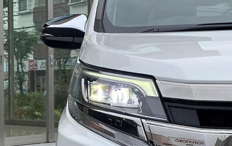 Toyota Noah III, 2020 год, 1 700 000 рублей, 3 фотография