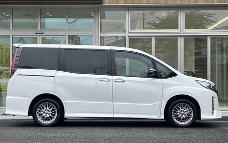 Toyota Noah III, 2020 год, 1 700 000 рублей, 4 фотография