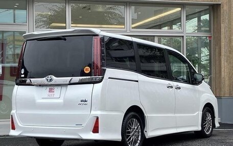 Toyota Noah III, 2020 год, 1 700 000 рублей, 7 фотография