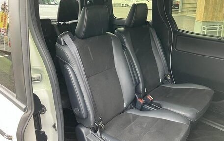 Toyota Noah III, 2020 год, 1 700 000 рублей, 14 фотография