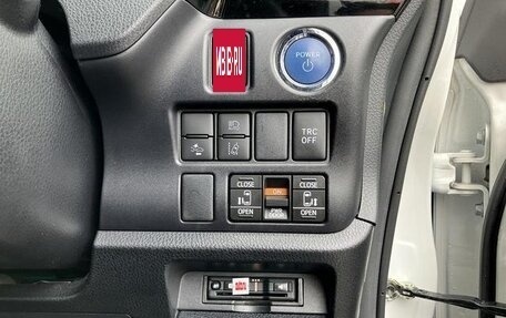 Toyota Noah III, 2020 год, 1 700 000 рублей, 12 фотография