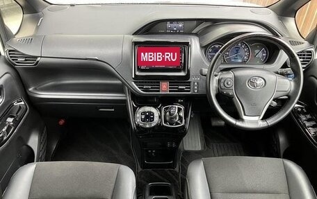Toyota Noah III, 2020 год, 1 700 000 рублей, 9 фотография