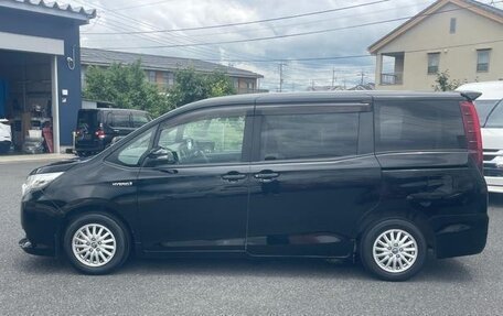 Toyota Noah III, 2017 год, 1 400 000 рублей, 3 фотография
