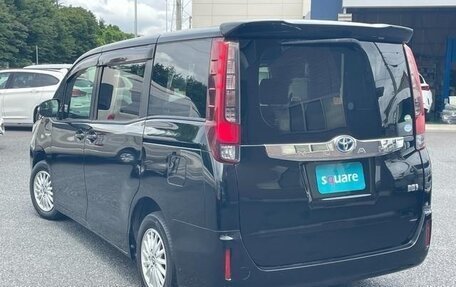 Toyota Noah III, 2017 год, 1 400 000 рублей, 4 фотография