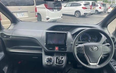 Toyota Noah III, 2017 год, 1 400 000 рублей, 6 фотография