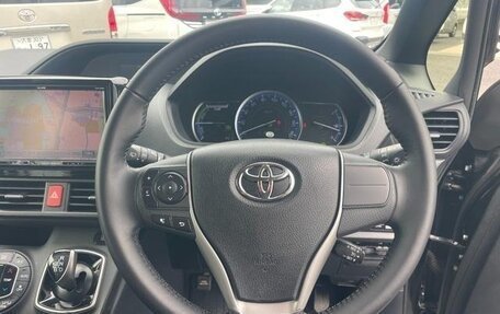 Toyota Noah III, 2017 год, 1 400 000 рублей, 8 фотография