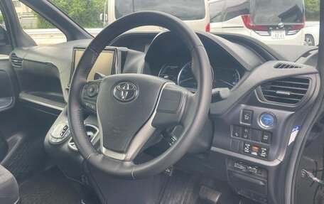 Toyota Noah III, 2017 год, 1 400 000 рублей, 7 фотография