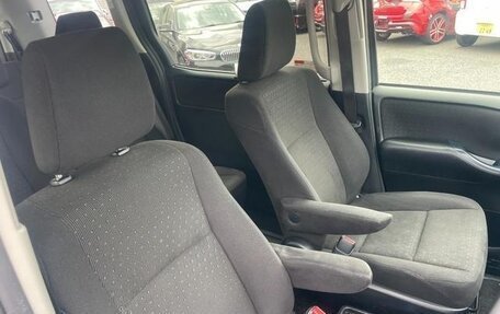 Toyota Noah III, 2017 год, 1 400 000 рублей, 12 фотография