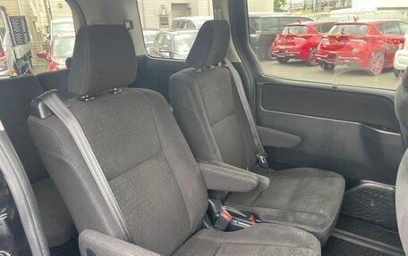 Toyota Noah III, 2017 год, 1 400 000 рублей, 13 фотография