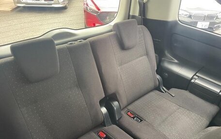 Toyota Noah III, 2017 год, 1 400 000 рублей, 14 фотография