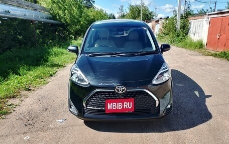 Toyota Sienta II, 2022 год, 1 750 000 рублей, 3 фотография