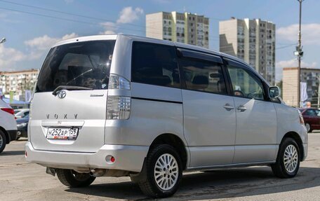 Toyota Voxy II, 2004 год, 999 000 рублей, 5 фотография